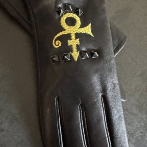 EMBROIDERIED SYMBOL GLOVES