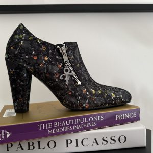 1 PAIR OF STRASS SHOES size 38