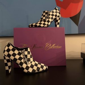 1 PAIR OF ELEPHANTS & FLOWERS SHOES